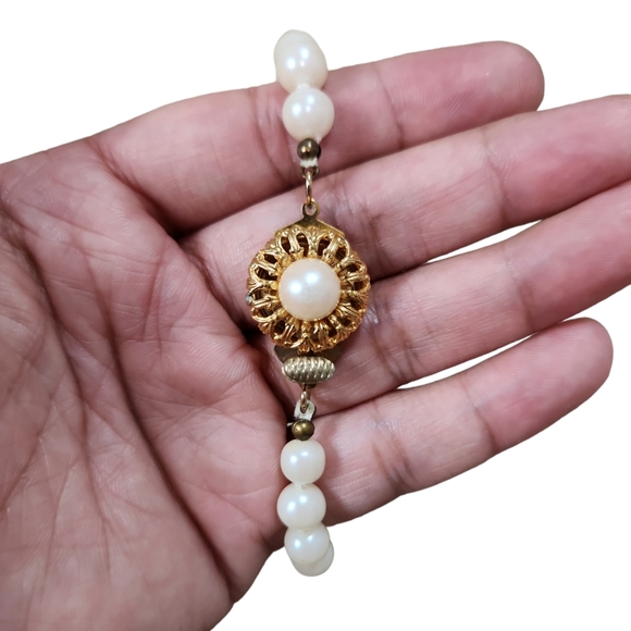 Vintage Gold Toned Clasp Strand of Pearls Necklace - Picture 3 of 3